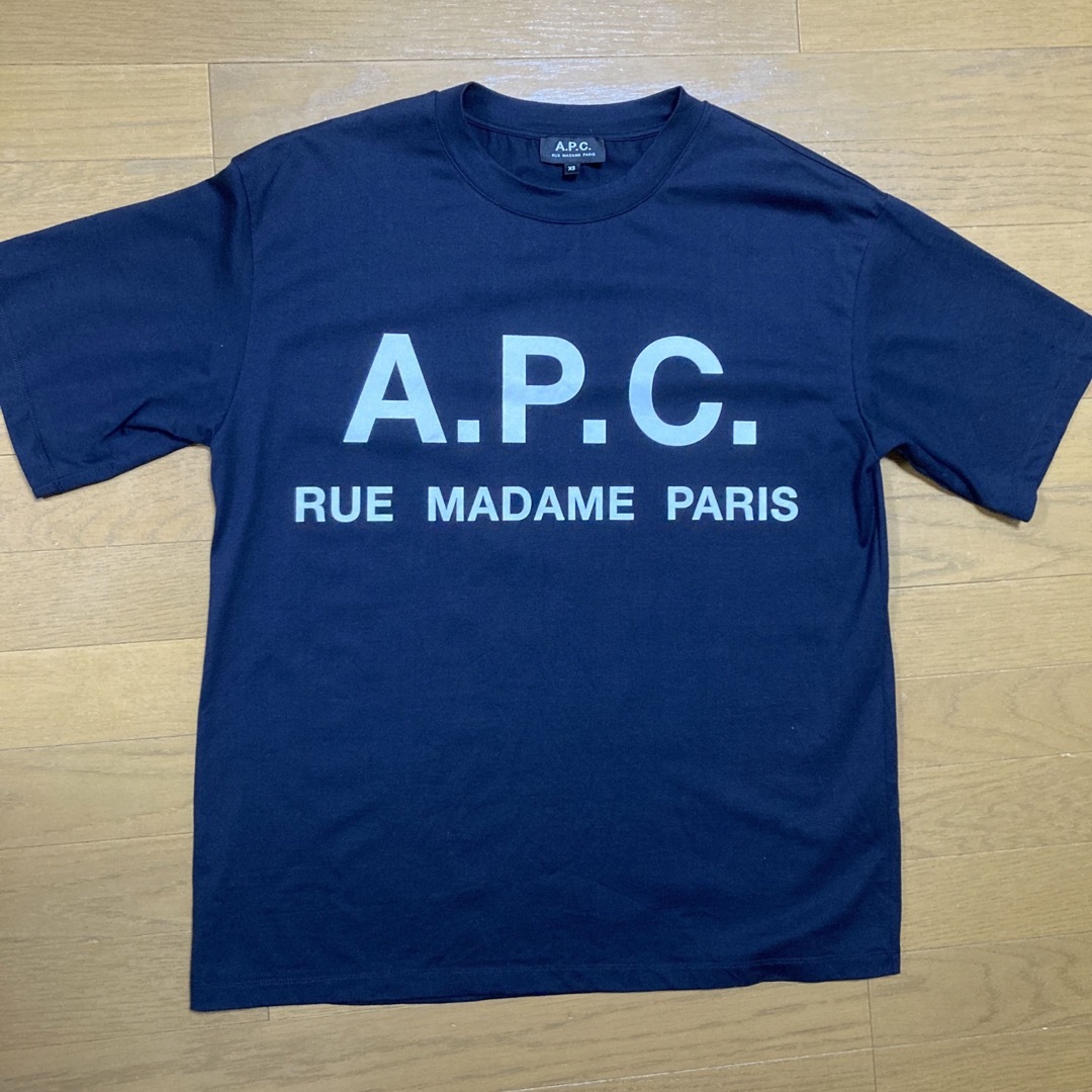 A.P.C(アーペーセー)のイエナ A.P.C別注ビッグロゴTシャツ　ネイビー レディースのトップス(Tシャツ(半袖/袖なし))の商品写真