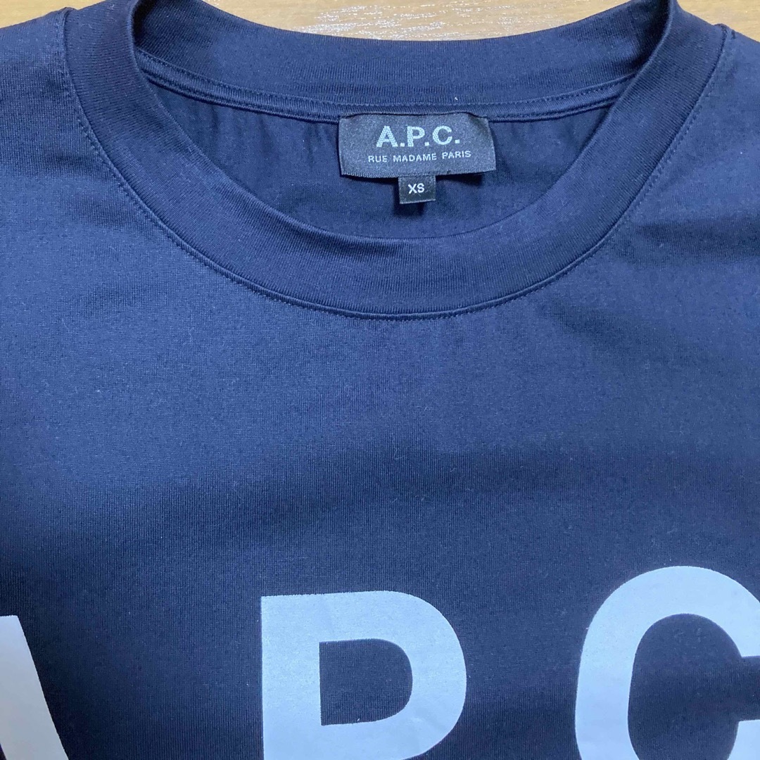 A.P.C(アーペーセー)のイエナ A.P.C別注ビッグロゴTシャツ　ネイビー レディースのトップス(Tシャツ(半袖/袖なし))の商品写真