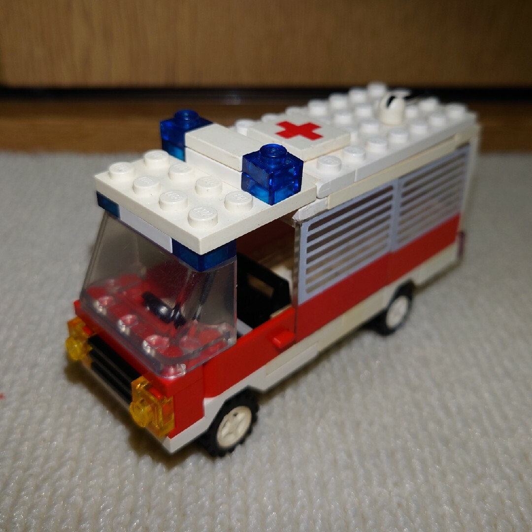 Lego(レゴ)のレゴ　6380　救急病院　救急車 エンタメ/ホビーのおもちゃ/ぬいぐるみ(ミニカー)の商品写真