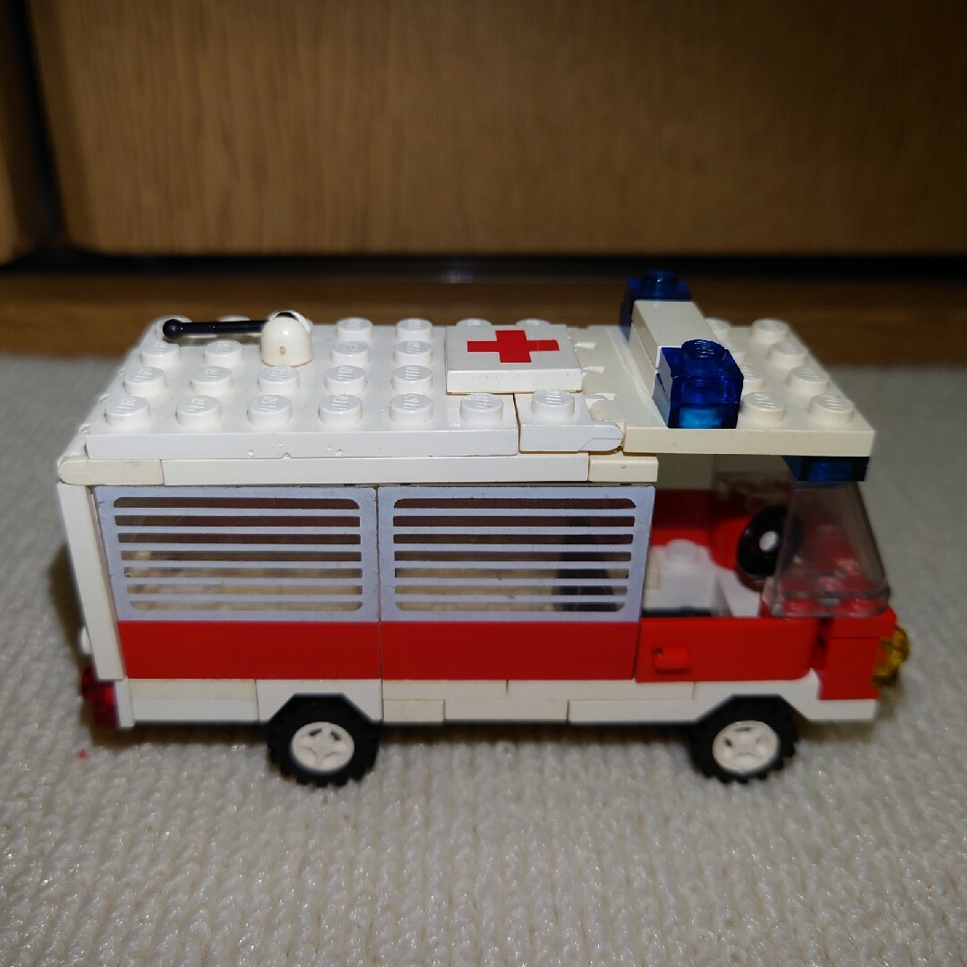 Lego(レゴ)のレゴ　6380　救急病院　救急車 エンタメ/ホビーのおもちゃ/ぬいぐるみ(ミニカー)の商品写真