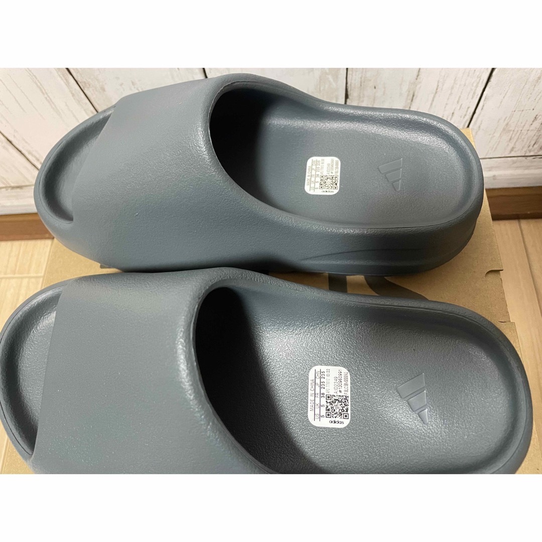 YEEZY（adidas）(イージー)のadidas YEEZY Slide "Slate Marine" レディースの靴/シューズ(サンダル)の商品写真