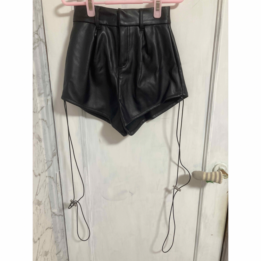 MELT THE LADY 21 leather like short pant