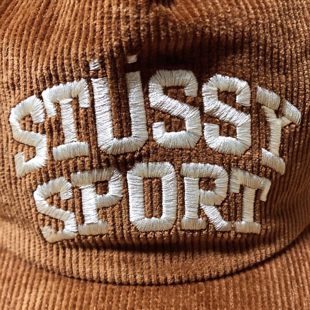 STUSSY(ステューシー)の大人気❗️STUSSY Sport アーチロゴ コーデュロイ キャップ メンズの帽子(キャップ)の商品写真