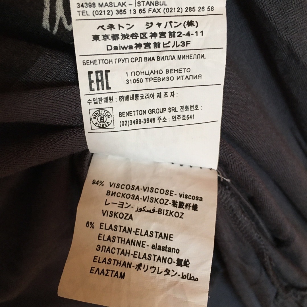 UNITED COLORS OF BENETTON.(ユナイテッドカラーズオブベネトン)の●ユナイテッドカラーズオブベネトン　アート　Tシャツ 　ネイビー 　XS レディースのトップス(Tシャツ(半袖/袖なし))の商品写真