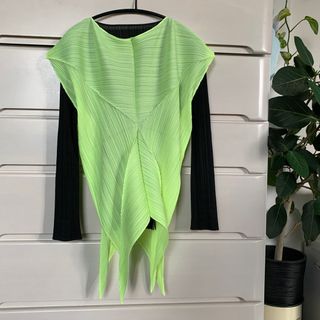 プリーツプリーズイッセイミヤケ(PLEATS PLEASE ISSEY MIYAKE)のプリーツプリーズ変形トップス(シャツ/ブラウス(半袖/袖なし))