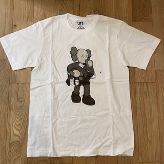 ユニクロ(UNIQLO)のUNIQLO x KAWS コラボTシャツ　Mサイズ(Tシャツ/カットソー(半袖/袖なし))