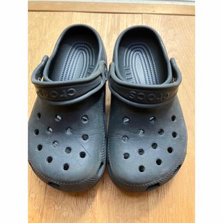 クロックス(crocs)の美中古⭐️キッズ　子供　クロックス黒サンダル⭐️J1 (サンダル)