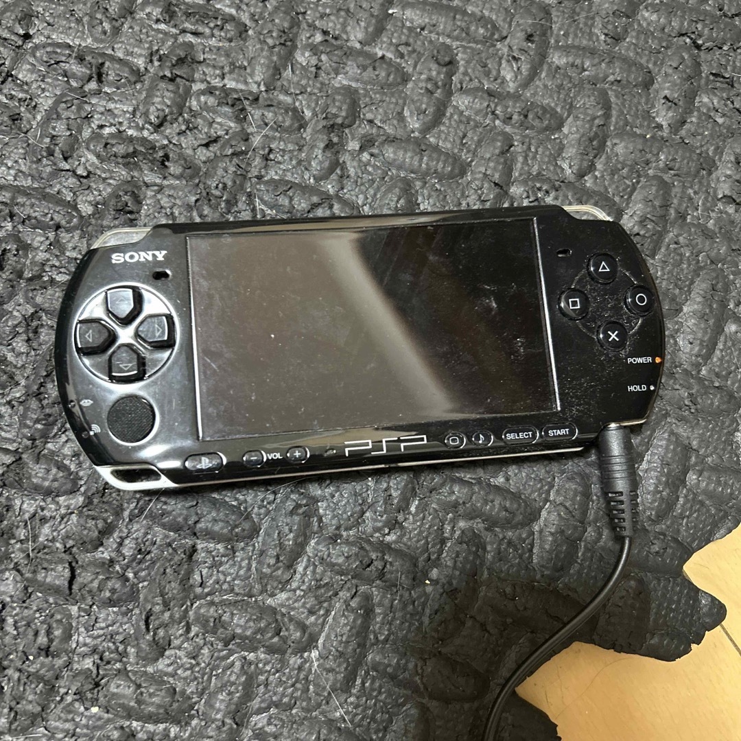 PlayStation Portable(プレイステーションポータブル)のPSP 3000 本体バッテリー、メモリカード付き エンタメ/ホビーのゲームソフト/ゲーム機本体(携帯用ゲーム機本体)の商品写真