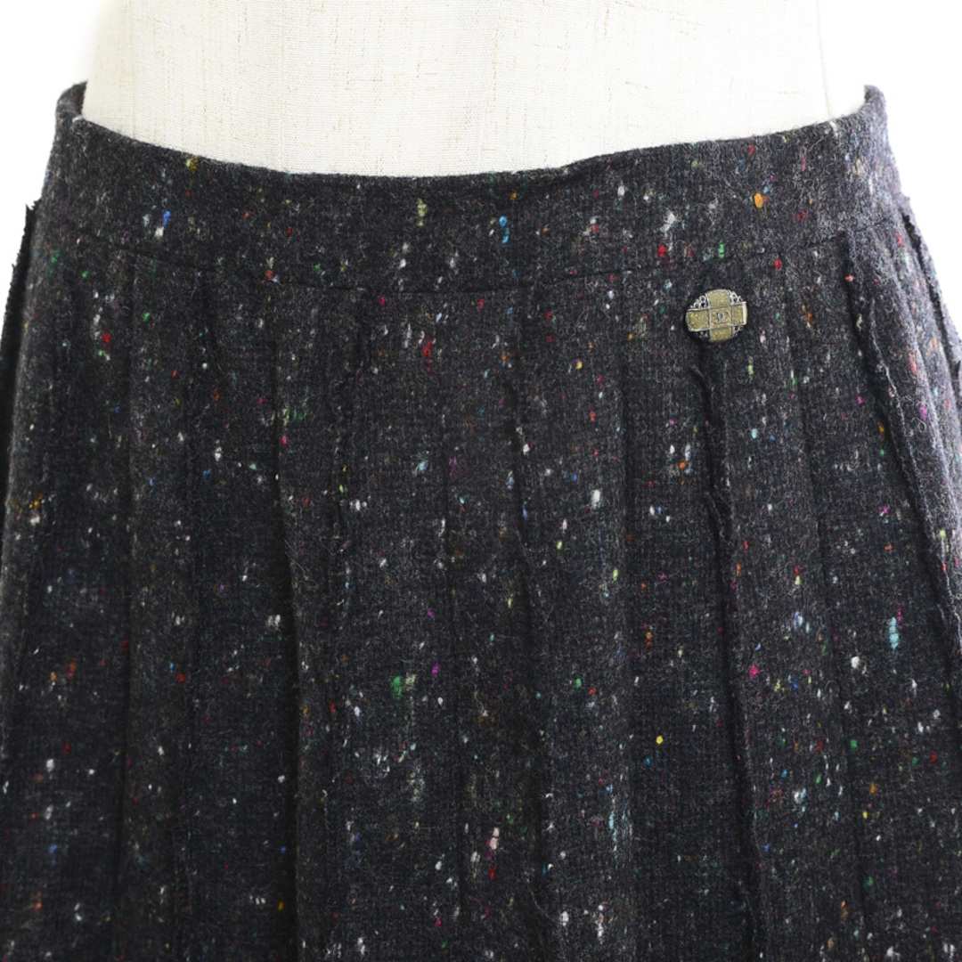CHANEL(シャネル)のシャネル プリーツ スカート 切りっぱなしデザイン チャコール 40サイズ P3 レディースのスカート(ひざ丈スカート)の商品写真
