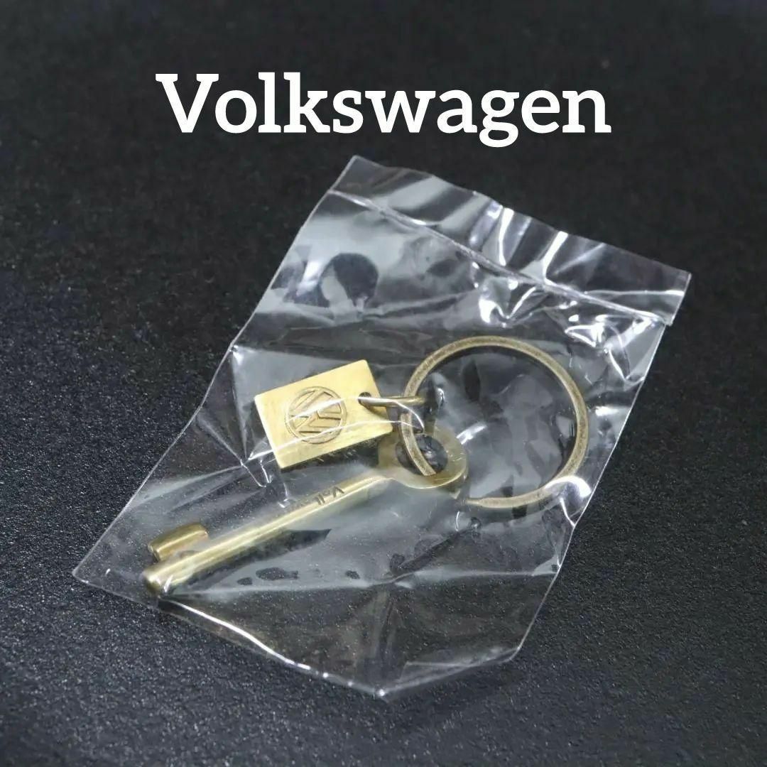 Volkswagen(フォルクスワーゲン)の【匿名配送】未使用 フォルクスワーゲン キーホルダー ブロンズ 鍵 ロゴ レディースのアクセサリー(チャーム)の商品写真