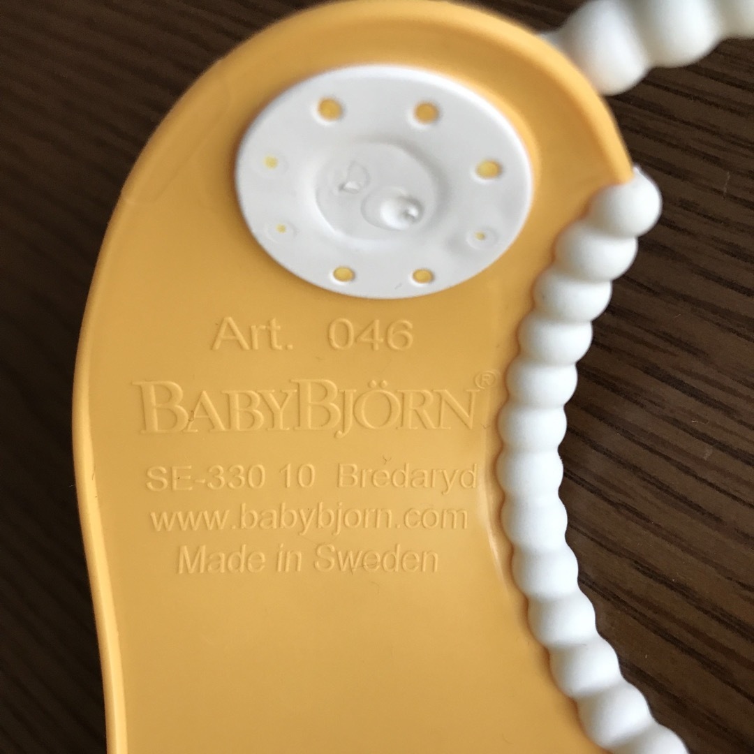 BABYBJORN(ベビービョルン)の【美品】ベビービョルン　エプロン　黄色 キッズ/ベビー/マタニティの授乳/お食事用品(お食事エプロン)の商品写真