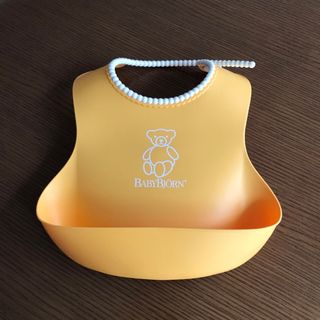 ベビービョルン(BABYBJORN)の【美品】ベビービョルン　エプロン　黄色(お食事エプロン)