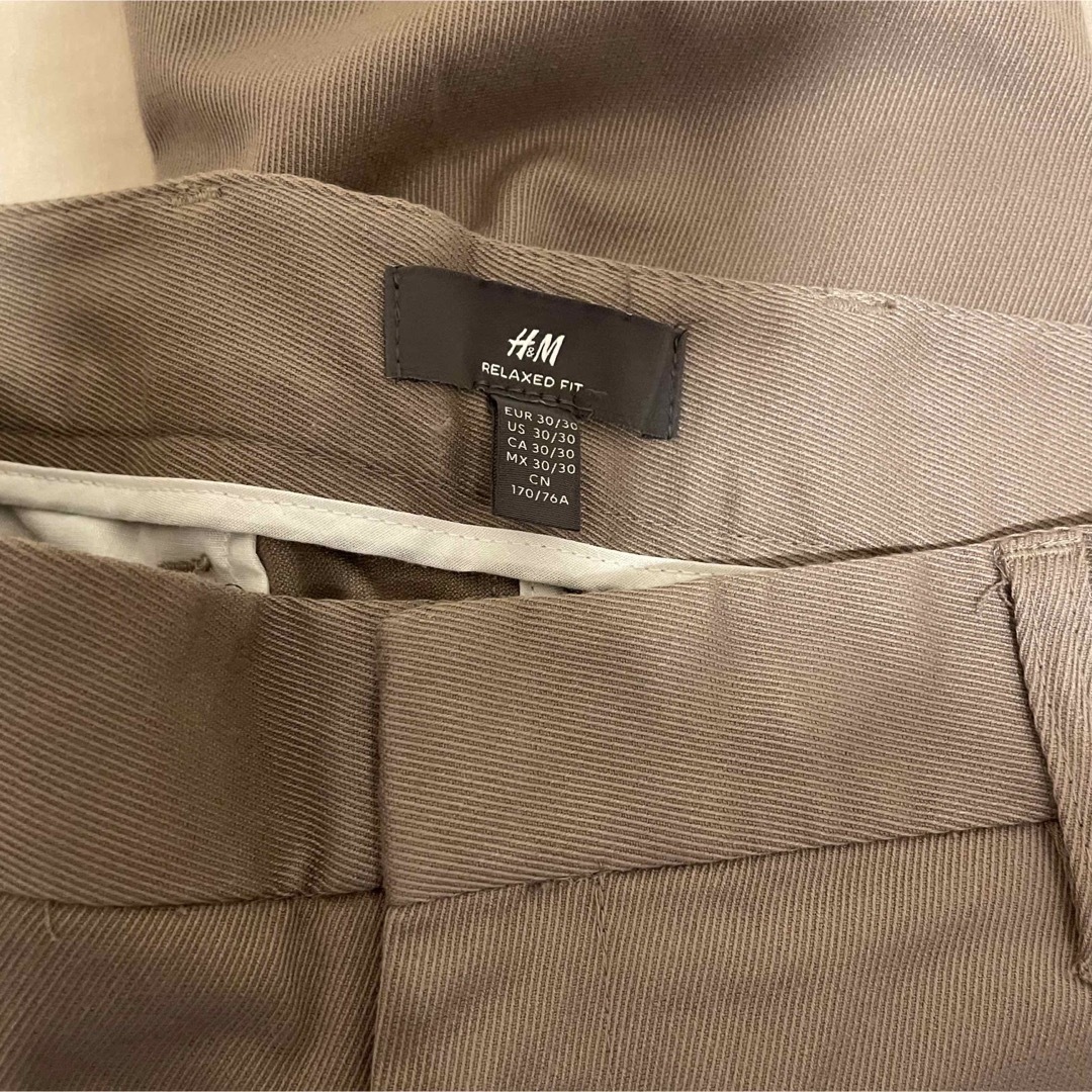 H&M(エイチアンドエム)のH&M  メンズ　ストレートパンツ　ブラウン メンズのパンツ(スラックス)の商品写真