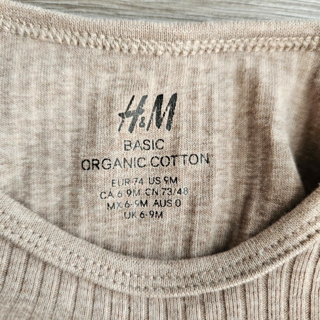 H&M(エイチアンドエム)のH&M 長袖ロンパース　9M　ベージュ系　3点セット キッズ/ベビー/マタニティのベビー服(~85cm)(肌着/下着)の商品写真