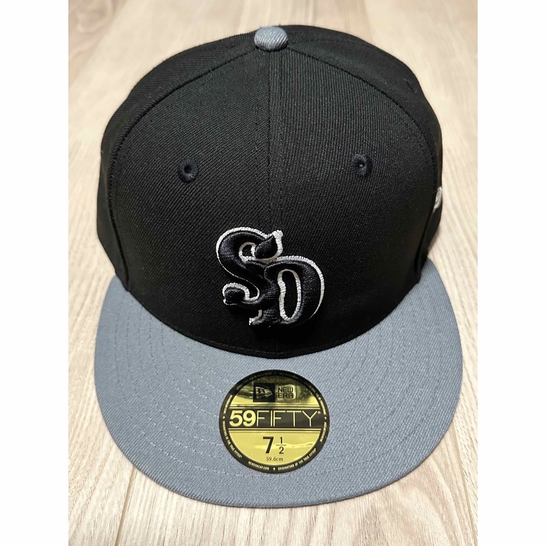 STANDARD CALIFORNIA(スタンダードカリフォルニア)の【未使用】NEW ERA×SD 59Fifty Logo Cap 7 1/2 メンズの帽子(キャップ)の商品写真
