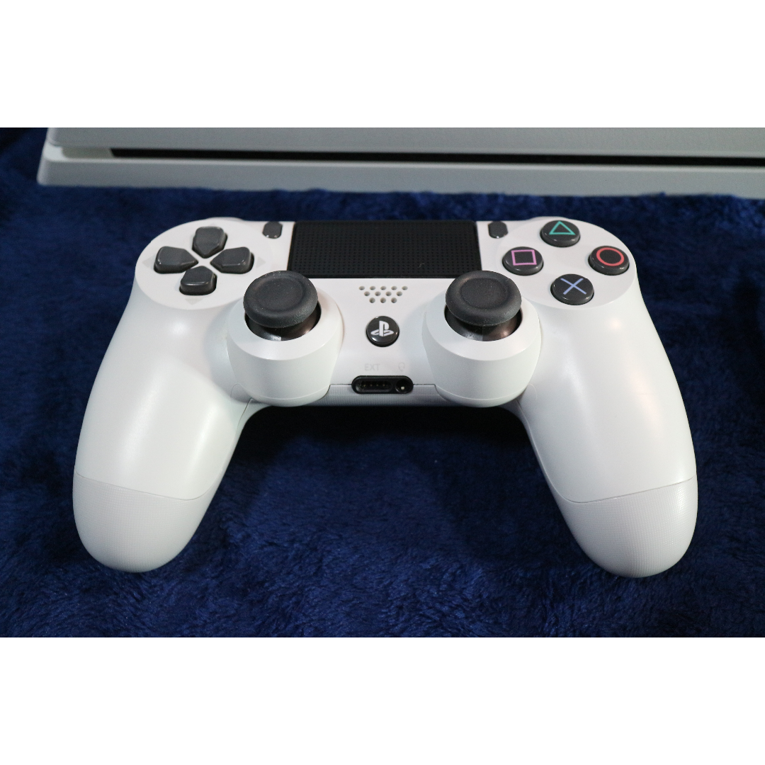 PlayStation4(プレイステーション4)のPS4 Pro 本体 CUH-7200BB02 グレイシャーホワイト エンタメ/ホビーのゲームソフト/ゲーム機本体(家庭用ゲーム機本体)の商品写真