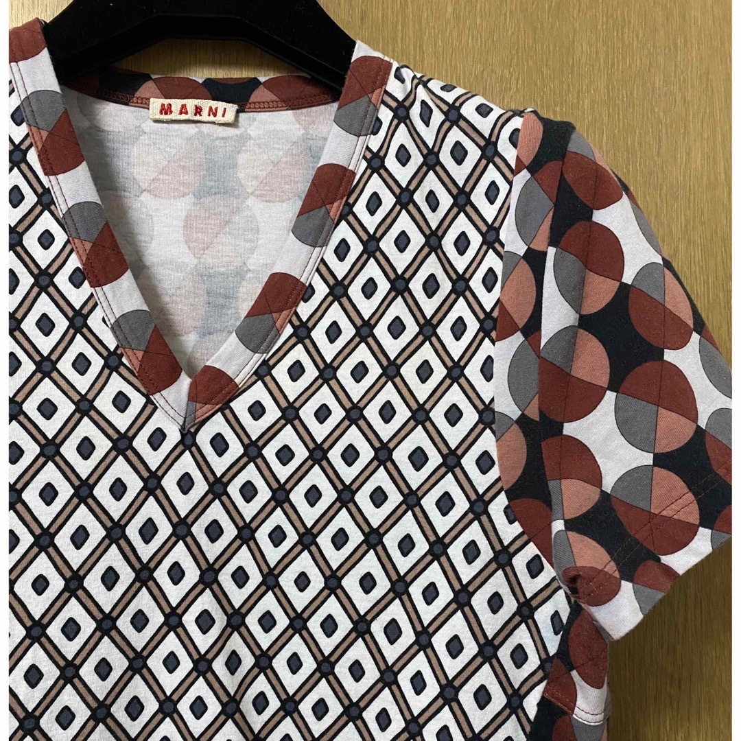 Marni(マルニ)のMARNI マルニ Tシャツ カットソー 半袖 Vネック 38サイズ  レディースのトップス(Tシャツ(半袖/袖なし))の商品写真