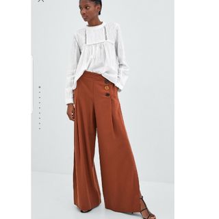 ザラ(ZARA)のZARA イレギュラーボタン型パラッツォパンツ テラコッタ M(カジュアルパンツ)