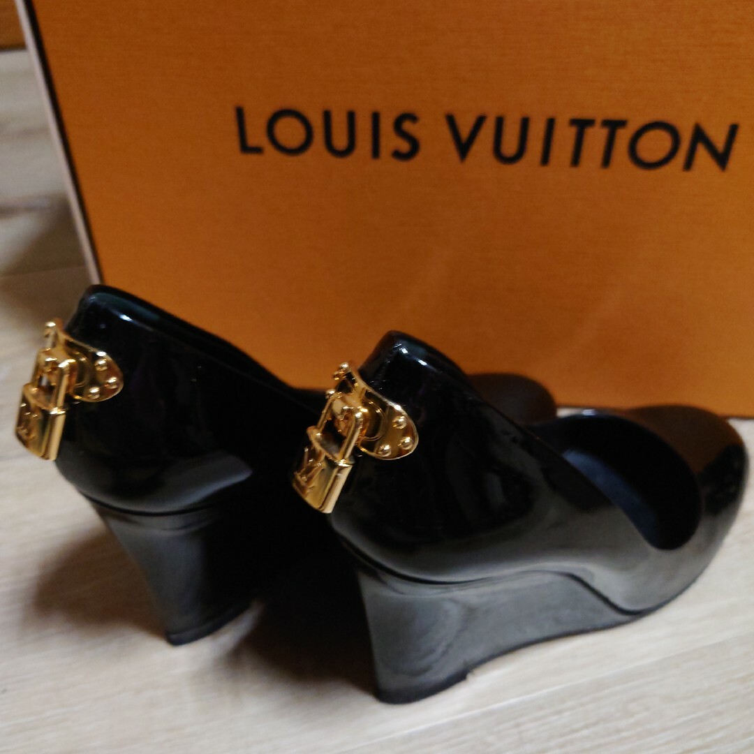 LOUIS VUITTON(ルイヴィトン)のLOUISVUITTON　南京錠パンプスヒール レディースの靴/シューズ(ハイヒール/パンプス)の商品写真