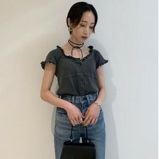 マウジー(moussy)のV NECK FRILL RIB トップス mossy リブ 半袖(カットソー(半袖/袖なし))