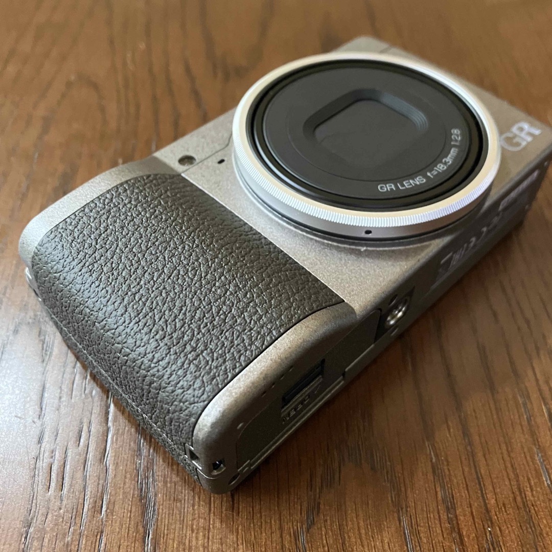 RICOH(リコー)の【美品・おまけ多数】RICOH GR III Diary Edition  スマホ/家電/カメラのカメラ(コンパクトデジタルカメラ)の商品写真