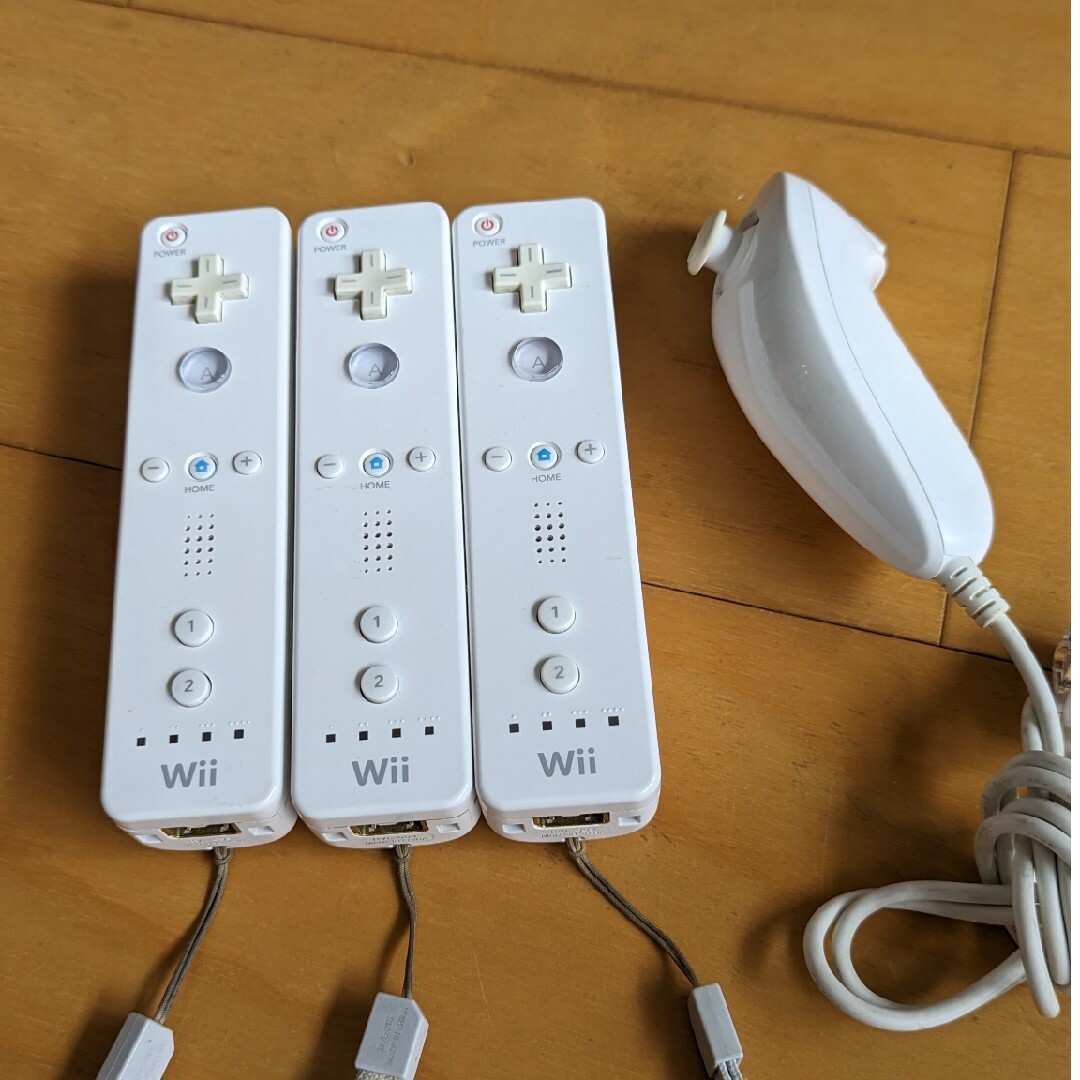 Wii(ウィー)のwii本体 リモコン✕3個 太鼓✕2個 ソフト✕7本 エンタメ/ホビーのゲームソフト/ゲーム機本体(家庭用ゲーム機本体)の商品写真