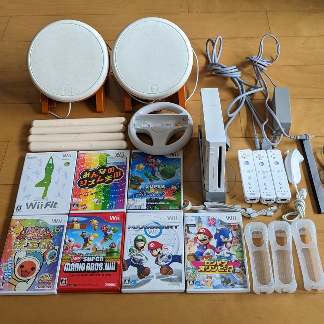 Wii(ウィー)のwii本体 リモコン✕3個 太鼓✕2個 ソフト✕7本 エンタメ/ホビーのゲームソフト/ゲーム機本体(家庭用ゲーム機本体)の商品写真