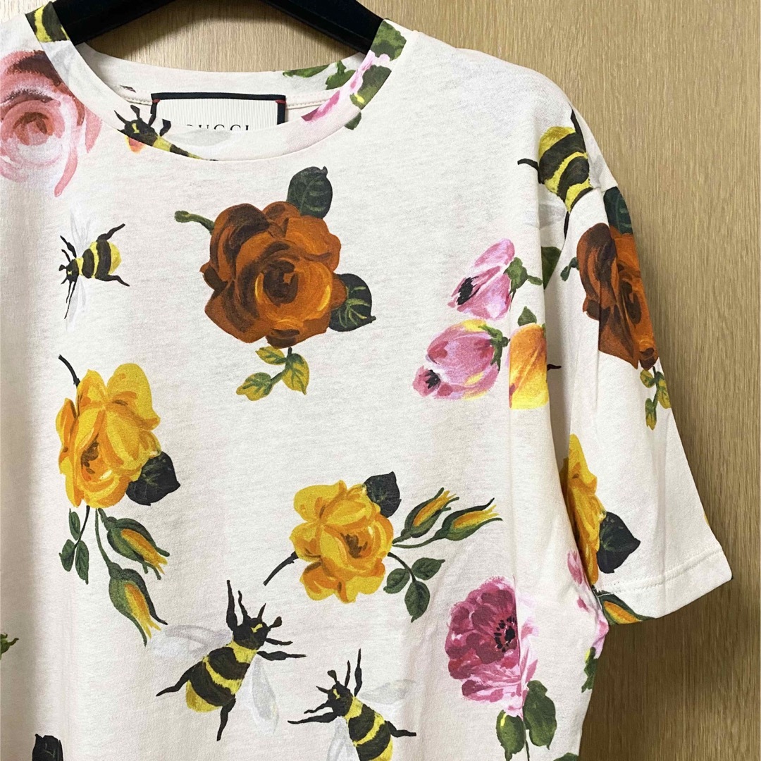 Gucci(グッチ)のGUCCI グッチ Tシャツ 花柄 フローラ ハチ Mサイズ 新品未使用 レディースのトップス(Tシャツ(半袖/袖なし))の商品写真