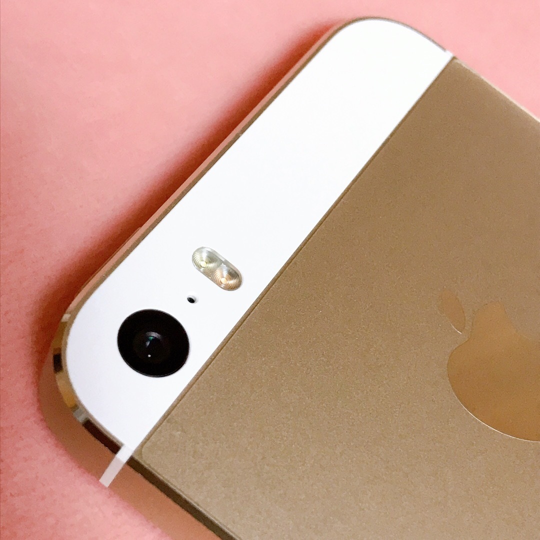 iPhone(アイフォーン)のiPhone5s gold 16gb 初期化済 スマホ/家電/カメラのスマートフォン/携帯電話(スマートフォン本体)の商品写真