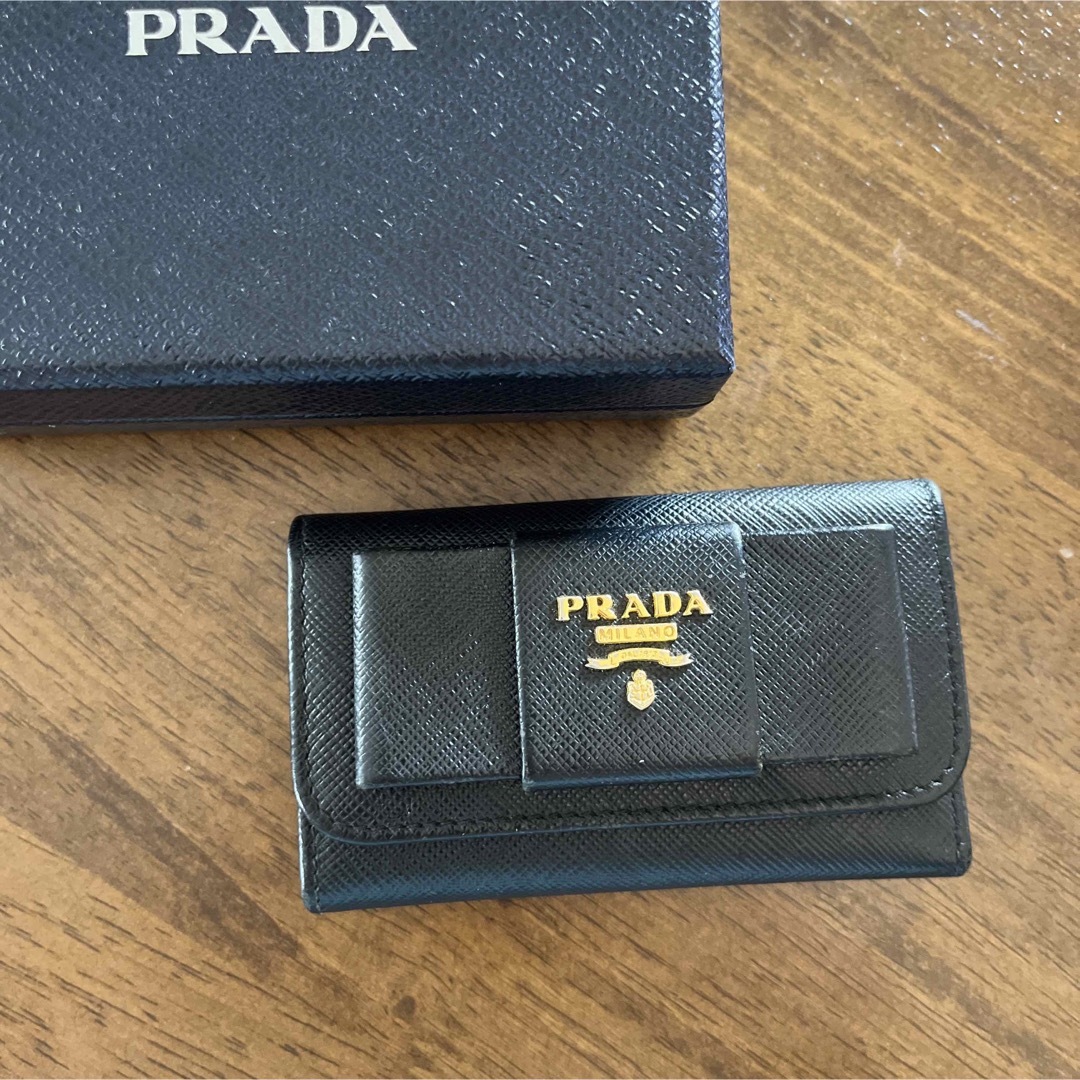 【極美品】PRADA キーケース　リボン　メタルロゴ　レザー　箱付　黒