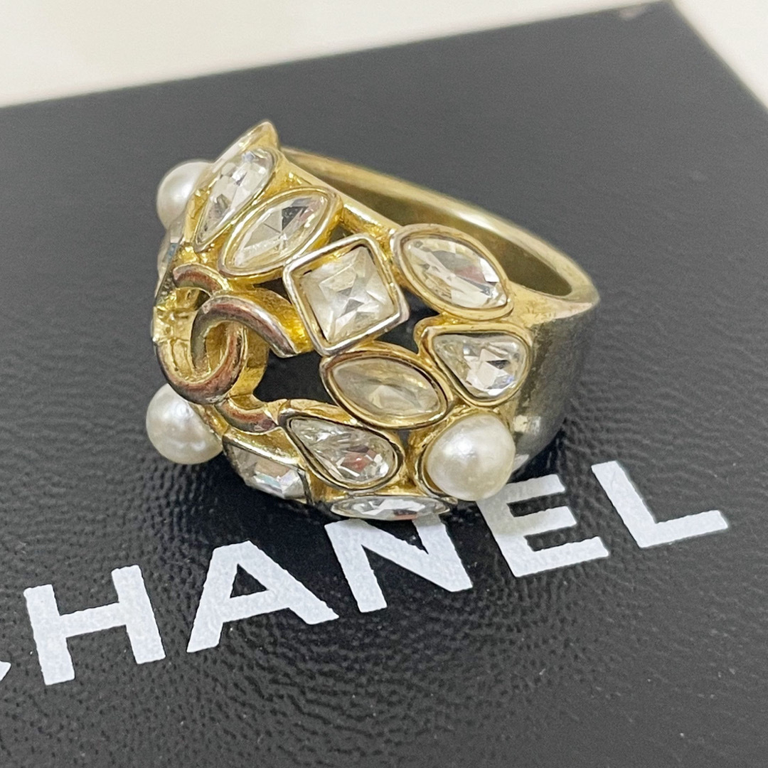 CHANEL(シャネル)のCHANEL シャネル リング メタル ココマーク ラインストーン パール レディースのアクセサリー(リング(指輪))の商品写真