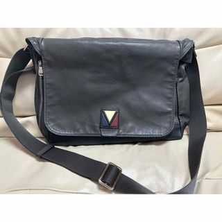 ルイヴィトン(LOUIS VUITTON)のルイヴｨトン　Vライン　ショルダーバッグ(ショルダーバッグ)