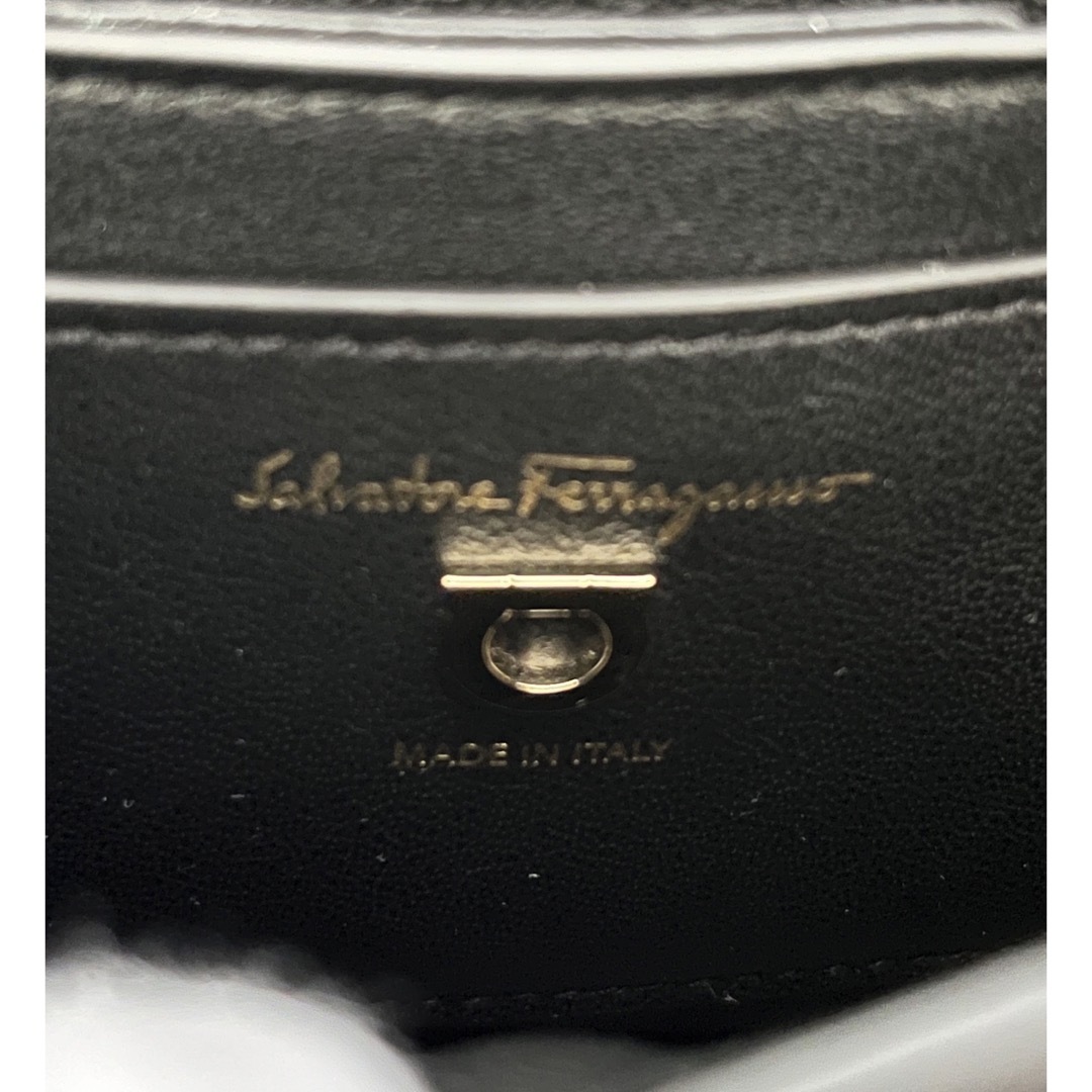 Salvatore Ferragamo(サルヴァトーレフェラガモ)の再値下げ！美品 フェラガモ ショルダーバッグ ミニ ブラック レディースのバッグ(ショルダーバッグ)の商品写真