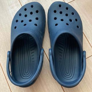 クロックス(crocs)のクロックス　クラシック　ネイビー　24cm(サンダル)