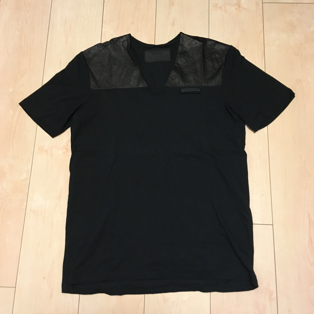 プラダ　レザー切り返しデザイン　半袖VネックTシャツ　ブラック　PRADA 黒Tシャツ/カットソー(半袖/袖なし)