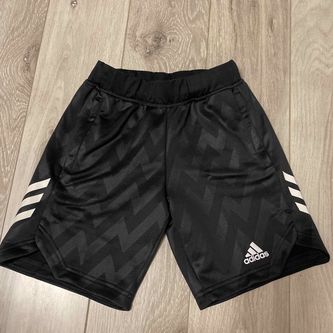 adidas(アディダス)のadidasジャージハーフパンツ　130cm キッズ/ベビー/マタニティのキッズ服男の子用(90cm~)(パンツ/スパッツ)の商品写真