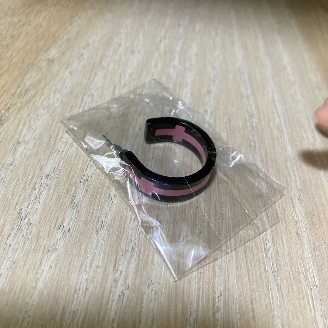 ピアス　ピンク　十字架　リング型　片耳用 メンズのアクセサリー(ピアス(片耳用))の商品写真