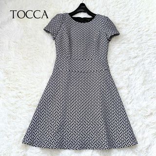 トッカ(TOCCA)のトッカ リボンモチーフ 総柄 ジャガード ワンピース Aライン フレア 白×黒(ひざ丈ワンピース)