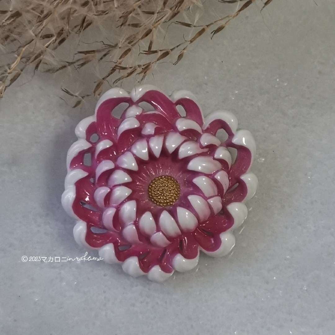 俊兼vintageブローチ 大きな菊 花 ピンク 桃色 白の通販 by マカロニ
