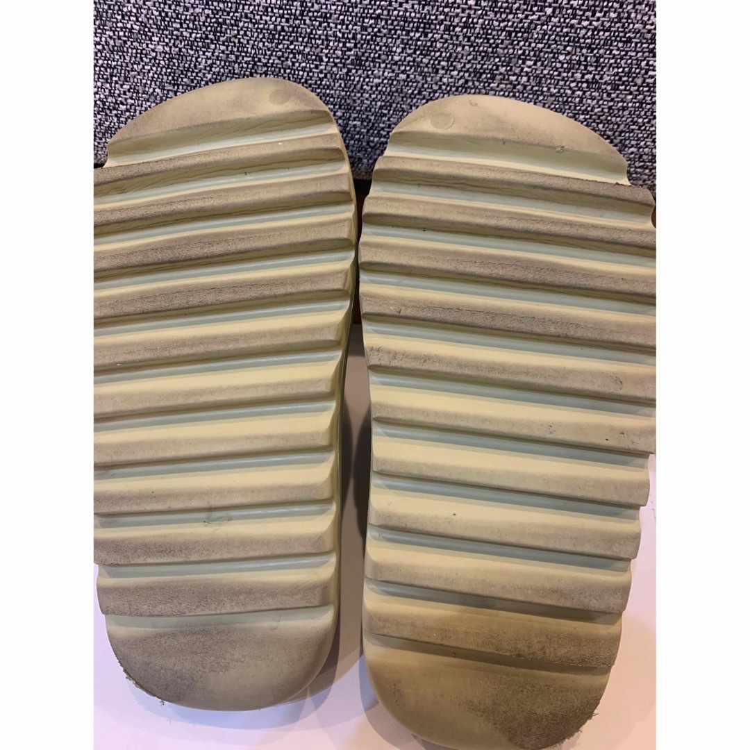 YEEZY（adidas）(イージー)のadidas YEEZY Slide レディースの靴/シューズ(サンダル)の商品写真