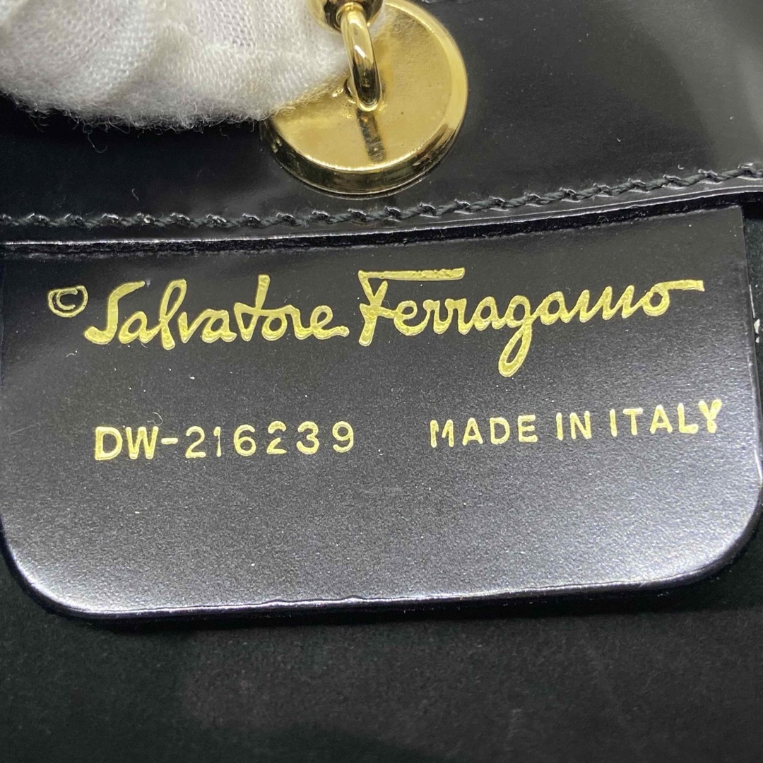 Salvatore Ferragamo(サルヴァトーレフェラガモ)のサルヴァトーレフェラガモ　ハンドバッグ　エナメル　レザーブラック黒　レディース レディースのバッグ(ハンドバッグ)の商品写真