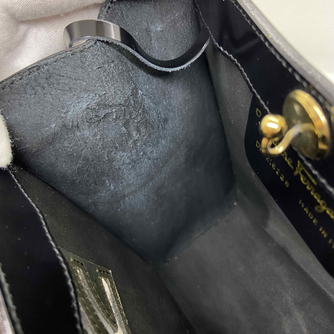 Salvatore Ferragamo(サルヴァトーレフェラガモ)のサルヴァトーレフェラガモ　ハンドバッグ　エナメル　レザーブラック黒　レディース レディースのバッグ(ハンドバッグ)の商品写真