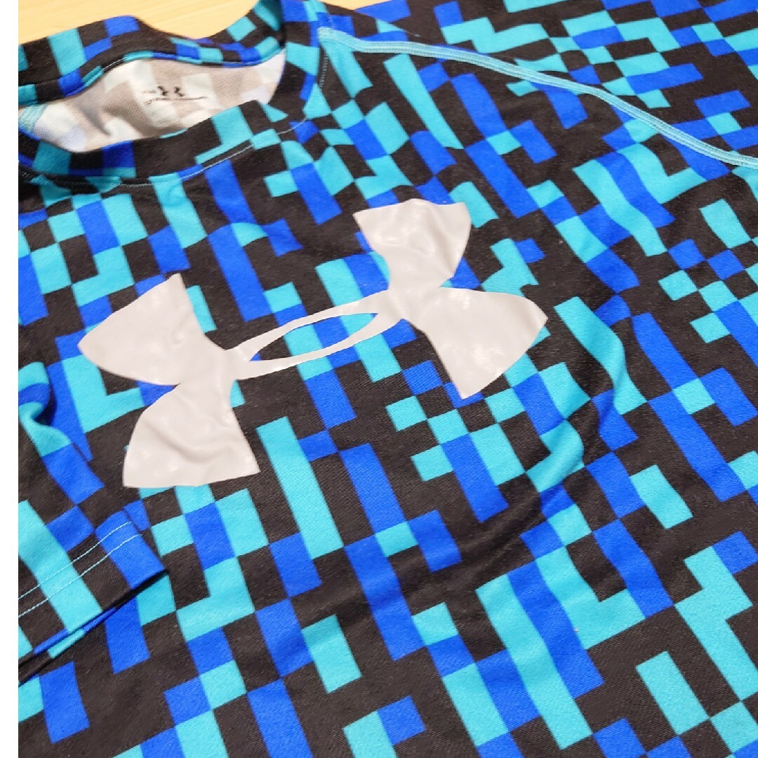 UNDER ARMOUR(アンダーアーマー)のアンダーアーマー　Tシャツ　YLG 150 キッズ/ベビー/マタニティのキッズ服男の子用(90cm~)(Tシャツ/カットソー)の商品写真
