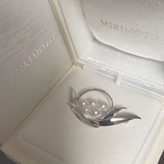 ミキモト(MIKIMOTO)の【ご専用　超美品】ミキモトパールブローチシルバー(ブローチ/コサージュ)