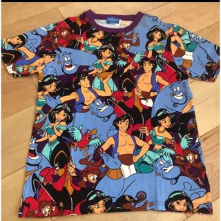 ディズニー(Disney)の東京ディズニーシー　アラジン　総柄Tシャツ　S(Tシャツ/カットソー(半袖/袖なし))