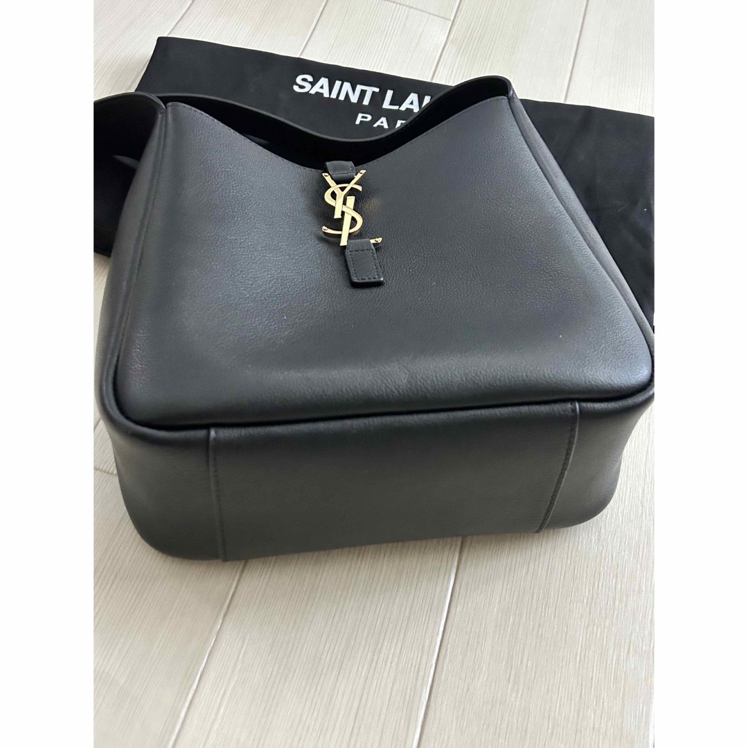 Saint Laurent(サンローラン)のYVES SAINT LAURENT   LE 5 À 7  ミニトートバッグ　 レディースのバッグ(トートバッグ)の商品写真