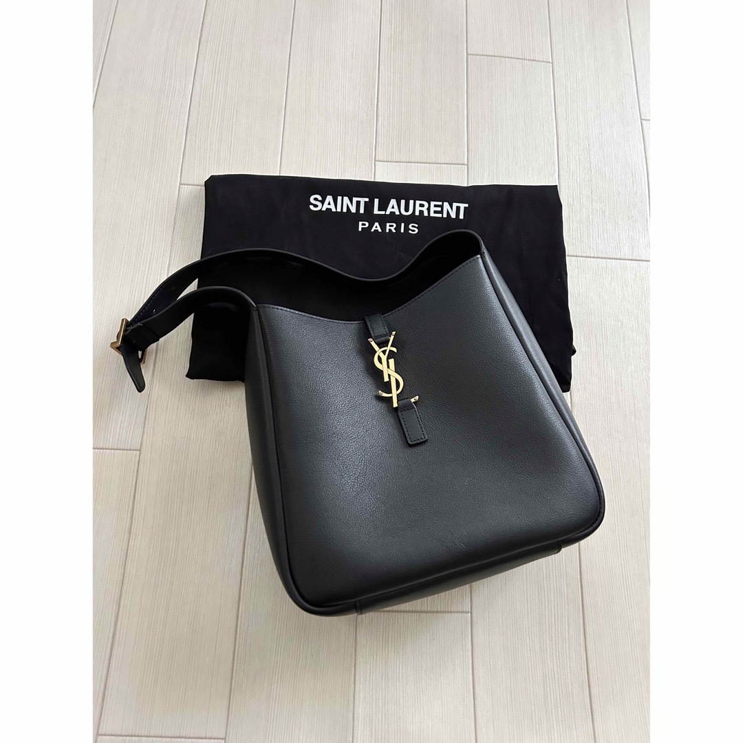 Saint Laurent(サンローラン)のYVES SAINT LAURENT   LE 5 À 7  ミニトートバッグ　 レディースのバッグ(トートバッグ)の商品写真