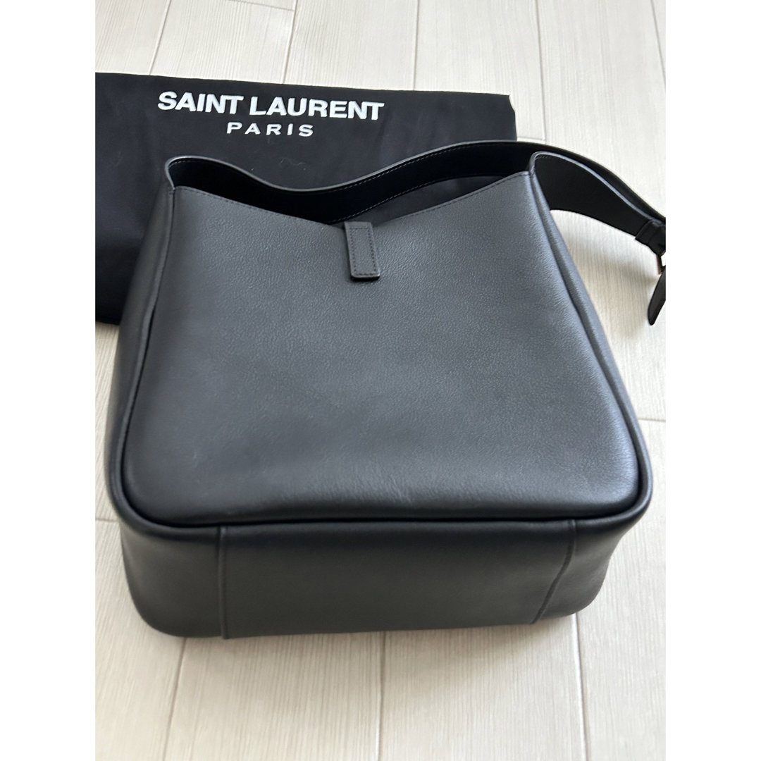 Saint Laurent(サンローラン)のYVES SAINT LAURENT   LE 5 À 7  ミニトートバッグ　 レディースのバッグ(トートバッグ)の商品写真