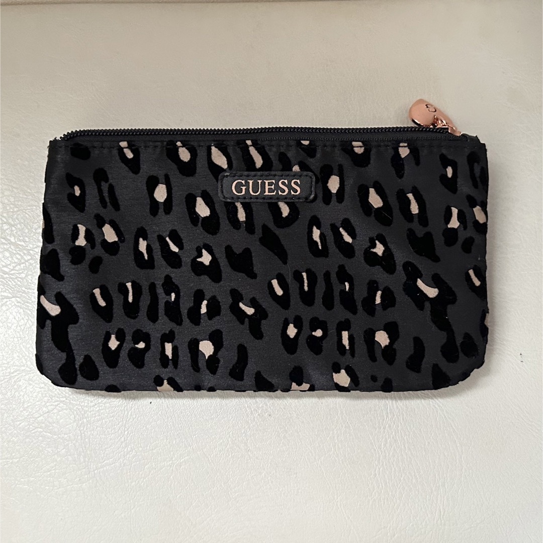 GUESS(ゲス)のguessポーチ　黒レオパード柄　 レディースのファッション小物(ポーチ)の商品写真