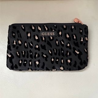 ゲス(GUESS)のguessポーチ　黒レオパード柄　(ポーチ)